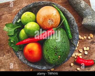 Ein Bündel von frischem Gemüse und Obst in eine Schüssel geben. Stockfoto