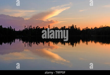 Heitere und Ungewöhnliche Cloud Reflexionen bei Sonnenuntergang auf See in Sagangons Quetico Provincial Park in Ontario Stockfoto