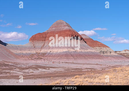 Das Tipi sedimentären Buttes in der Painted Desert im Petrified Forest Nationalpark in Arizona Stockfoto