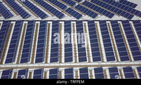 Solar Panels, die sich über eine industrielle Dach - Luftbild. Stockfoto