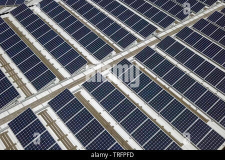 Solar Panels, die sich über eine industrielle Dach - Luftbild. Stockfoto