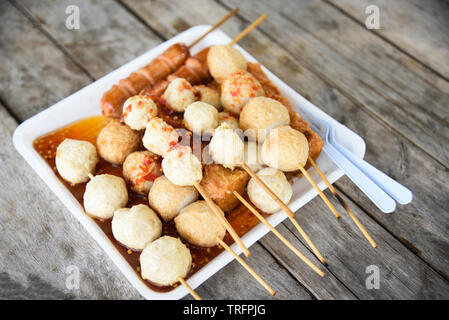 Fleisch, Fisch und Wurst Würstchen gegrillt in Stick auf Tray mit hölzernen Hintergrund im thailändischen Stil Essen Stockfoto