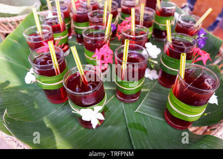 Roselle Saft im Glas auf Banana leaf Hintergrund für Trinken Sommer Tag Stockfoto