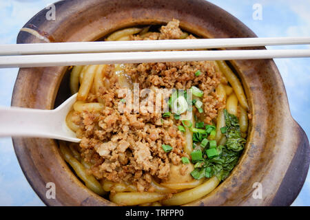 Nudeln Suppe mit schweinehack in Hot Pot/malaysischen Essen Stockfoto