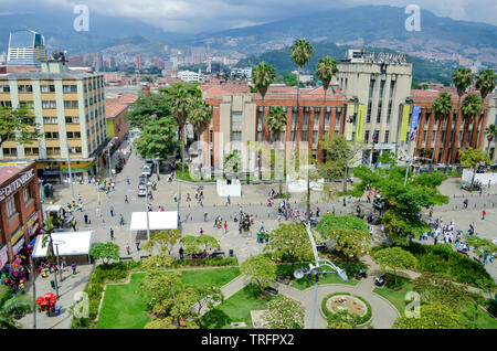 Blick auf die Plaza Botero in Medellin, ein Muss Anziehung in Medellin. Das Museo de Antioquia ist in der Mitte des Bildes zu sehen. Stockfoto