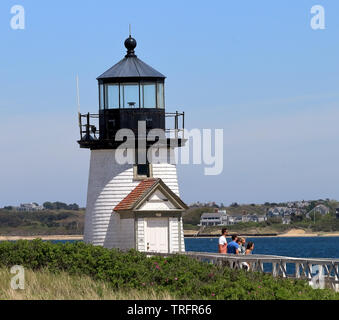 Nantucket, Massachusetts, 26. Mai 2019: Eine Gruppe von Touristen auf Brant Point Leuchtturm auf Nantucket Island, Massachusetts Stockfoto