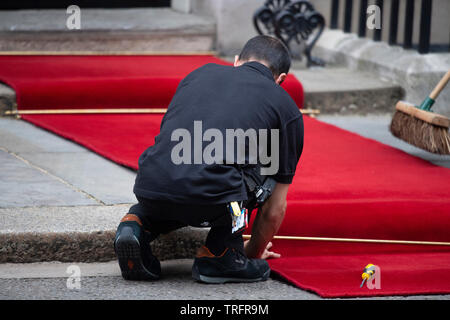 Downing Street, London, UK. 4. Juni 2019. Roter Teppich liegt außerhalb 10 Downing Street für die Ankunft von US-Präsident Donald Trump installiert. Stockfoto