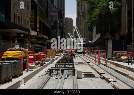 Handwerker in orange Kleidung und harte Hüte bauen Sydney Metro Rail System in der George Street, Central Business District. Stockfoto