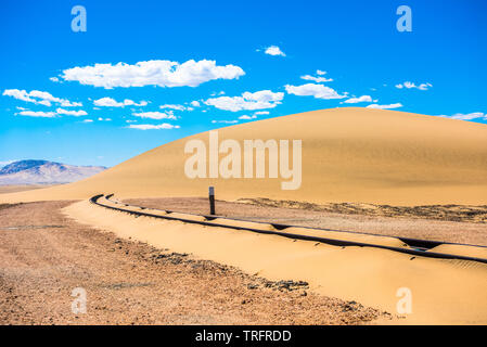 Bahngleise nach Sandsturm, Namibia Stockfoto