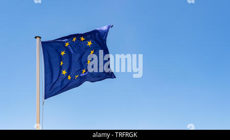 Fahne der Europäischen Union winken im Wind mit einem klaren blauen Himmel Hintergrund Stockfoto