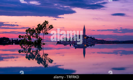 Sonnenuntergang im Pool mit Rovinj im Hintergrund reflektiert Stockfoto