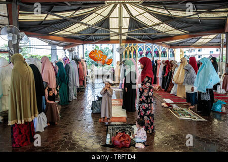 Muslime besuchen morgen Gebete bei der Gründung des Islamischen Zentrums von Thailand Moschee, Kennzeichnung, Eid al-Fitr in Bangkok, Thailand. Eid al-Adha, hat keine bestimmte Zeitdauer und feiert das Ende des Fastenmonats Ramadan. Stockfoto