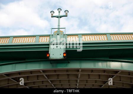 Die Westminster Bridge ist eine Straße - und Fuß - Verkehr Brücke über die Themse in London. Stockfoto