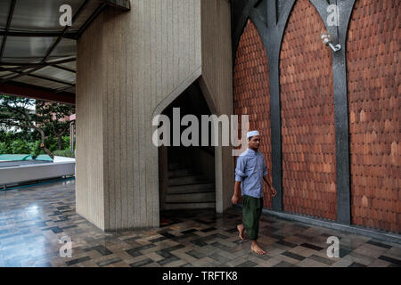 Muslime besuchen morgen Gebete bei der Gründung des Islamischen Zentrums von Thailand Moschee, Kennzeichnung, Eid al-Fitr in Bangkok, Thailand. Eid al-Adha, hat keine bestimmte Zeitdauer und feiert das Ende des Fastenmonats Ramadan. Stockfoto