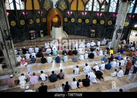 Muslime besuchen morgen Gebete bei der Gründung des Islamischen Zentrums von Thailand Moschee, Kennzeichnung, Eid al-Fitr in Bangkok, Thailand. Eid al-Adha, hat keine bestimmte Zeitdauer und feiert das Ende des Fastenmonats Ramadan. Stockfoto