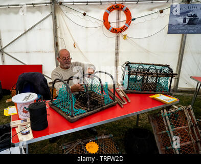 Cromer, Norfolk, Großbritannien. 19. Mai 2019. Cromer Krabben und Hummer Festival - Crab fisherman geben eine Demonstration, wie man net ein Hummer und Crab Pot Stockfoto