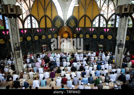 Muslime besuchen morgen Gebete bei der Gründung des Islamischen Zentrums von Thailand Moschee, Kennzeichnung, Eid al-Fitr in Bangkok, Thailand. Eid al-Adha, hat keine bestimmte Zeitdauer und feiert das Ende des Fastenmonats Ramadan. Stockfoto