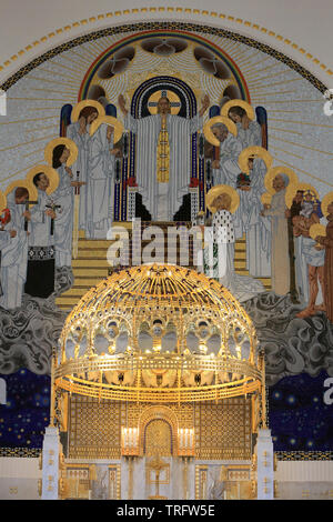 Le Maître-autel et son Baldachin doré en cuivre. Eglise Saint-Léopold am Steinhof. Construite par Otto Wagner entre 1902 et 1907. Vienne. Autriche. Stockfoto