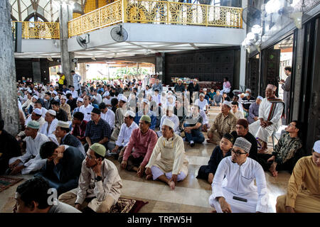 Muslime besuchen morgen Gebete bei der Gründung des Islamischen Zentrums von Thailand Moschee, Kennzeichnung, Eid al-Fitr in Bangkok, Thailand. Eid al-Adha, hat keine bestimmte Zeitdauer und feiert das Ende des Fastenmonats Ramadan. Stockfoto