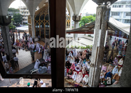 Muslime besuchen morgen Gebete bei der Gründung des Islamischen Zentrums von Thailand Moschee, Kennzeichnung, Eid al-Fitr in Bangkok, Thailand. Eid al-Adha, hat keine bestimmte Zeitdauer und feiert das Ende des Fastenmonats Ramadan. Stockfoto