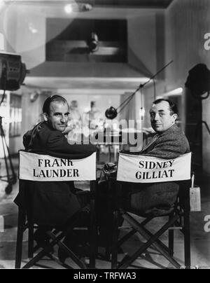 FRANK LAUNDER und SIDNEY GILLIAT am Set GRÜN FÜR GEFAHR Direktor 1946 Sidney Gilliat Produzent Frank Launder einzelne Bilder/Allgemein Film Distributors (GFD) Stockfoto