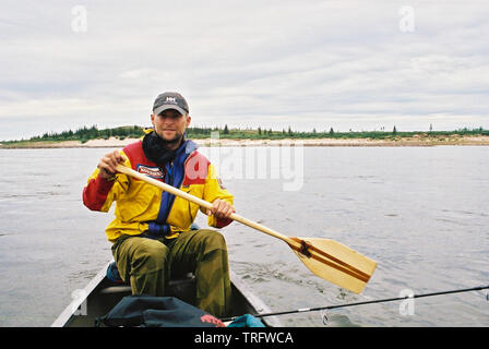 Die norwegische outdoor Fotograf Øyvind Martinsen im Kanu auf dem Fluss Thelon in den Northwest Territories, Kanada. Juli, 2001. Stockfoto