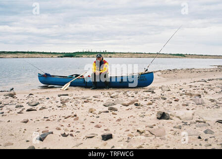 Outdoor Fotograf Øyvind Martinsen neben Thelon Fluss in den Northwest Territories, Kanada. Juli, 2001. Stockfoto