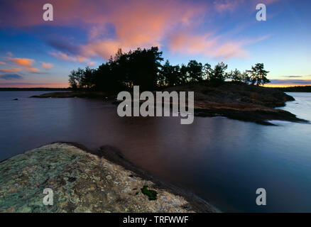 Anfang Sommer morgen auf der Insel im See Brattholmen Vansjø in Østfold, Norwegen. Vansjø ist der größte See in Østfold. Der See Vansjø und die umliegenden Seen und Flüsse sind ein Teil des Wassers, das System namens Morsavassdraget. Juni, 2008. Stockfoto