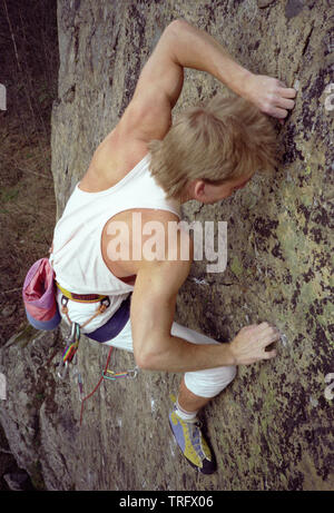 Die starken Norwegischen Kletterer Geir Ottar Olsen ist Klettern auf den steilen Felsen an Bergeråsen, våler Sperrebotn, Kommune, Østfold, Norwegen. Mai, 1988. Die Klippe ist rund 15 Meter hoch, und es hat ca. 25 verschiedene Kletterrouten. Stockfoto