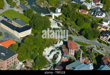 Luftaufnahme über Mossefossen Wasserfall am Auslass der See Vansjø im nördlichen Teil der Stadt Moss in Østfold, Norwegen. Der See Vansjø und die umliegenden Seen und Flüsse sind ein Teil des Wassers, das System namens Morsavassdraget. September, 2006. Stockfoto