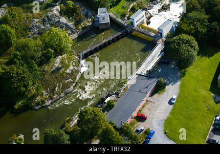 Luftaufnahme über Mossefossen Wasserfall (künstliche Damm) am Ausgang des Sees Vansjø in Moss, Østfold, Norwegen. Vansjø ist der größte See in Østfold. Der See Vansjø und die umliegenden Seen und Flüsse sind ein Teil des Wassers, das System namens Morsavassdraget. September, 2006. Stockfoto