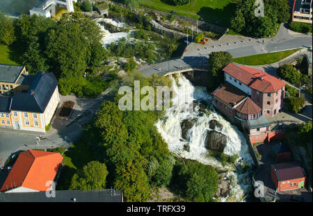 Luftaufnahme über Mossefossen Wasserfall am Auslass der See Vansjø im nördlichen Teil der Stadt Moss, Østfold, Norwegen. Vansjø ist der größte See in Østfold. Der See Vansjø und die umliegenden Seen und Flüsse sind ein Teil des Wassers, das System namens Morsavassdraget. September, 2006. Stockfoto