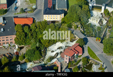 Luftaufnahme über Mossefossen Wasserfall am Auslass der See Vansjø im nördlichen Teil der Stadt Moss in Østfold, Norwegen. Der See Vansjø und die umliegenden Seen und Flüsse sind ein Teil des Wassers, das System namens Morsavassdraget. September, 2006. Stockfoto