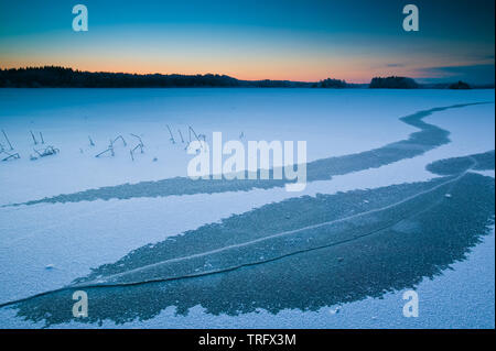 Der frühe Winter morgen am Hvalbukt im See Vansjø in Østfold, Norwegen. Der See Vansjø und die umliegenden Seen und Flüsse sind ein Teil des Wassers, das System namens Morsavassdraget. Vansjø ist auch der größte See in Østfold. Stockfoto