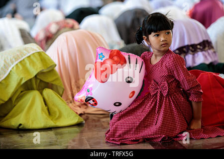 Muslime besuchen morgen Gebete bei der Gründung des Islamischen Zentrums von Thailand Moschee, Kennzeichnung, Eid al-Fitr in Bangkok, Thailand. Eid al-Adha, hat keine bestimmte Zeitdauer und feiert das Ende des Fastenmonats Ramadan. Stockfoto