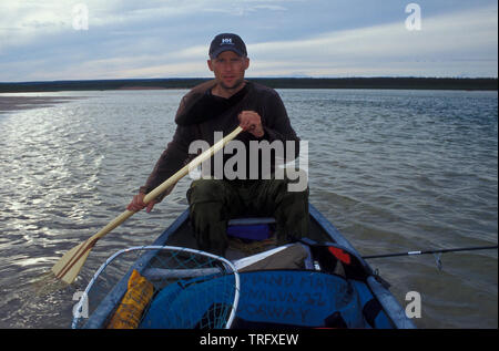 Die norwegische outdoor Fotograf Øyvind Martinsen paddeln auf thelon Fluss in den Northwest Territories, Kanada. August, 2001. Stockfoto