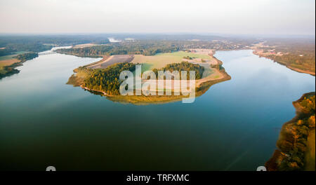 Luftaufnahme von einem Teil des Sees Vansjø in Østfold, Norwegen. In der Mitte ist Teksnestangen. Die Bucht auf der rechten Seite ist Sperrebotnbukta, und Fjord, um das obere linke ist Lødengfjorden. Der See Vansjø und die umliegenden Seen und Flüsse sind ein Teil des Wassers, das System namens Morsavassdraget. Der Blick in Richtung Norden. September, 2006. Stockfoto