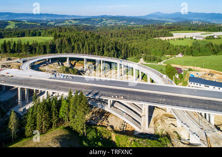 Neue Autobahn im Bau in Polen auf der Nationalstraße Nr. 7, E 77, genannt Zakopianka. Überführung, Kreuzung mit der Viadukte und Arc in der Nähe von Naprawa villag Stockfoto
