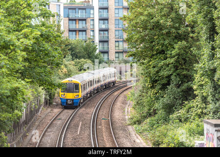 British Rail Class 378 Capitalstar Elektrischer Triebzug Personenzug, der speziell für die London Overground Netzwerk entwickelt, in Chelsea, Großbritannien Stockfoto