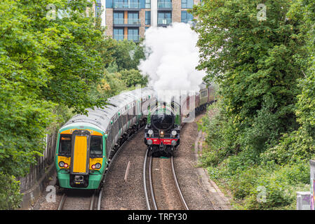 Eröffnungs-Royal Windsor Dampf Express Dampfzug Linienverkehr nach dem Bahnhof London Waterloo, London, UK. Durch Chelsea, Großbritannien Stockfoto