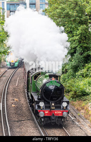 Eröffnungs-Royal Windsor Dampf Express Dampfzug Linienverkehr nach dem Bahnhof London Waterloo, London, UK. Durch Chelsea, Großbritannien Stockfoto