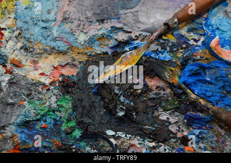 Zoom auf die Palette eines Malers in seiner Werkstatt mit Werkzeugen Stockfoto