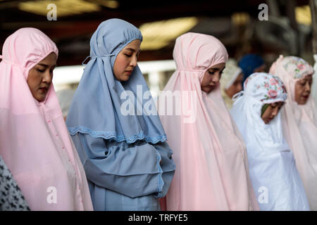 Muslime besuchen morgen Gebete bei der Gründung des Islamischen Zentrums von Thailand Moschee, Kennzeichnung, Eid al-Fitr in Bangkok, Thailand. Eid al-Adha, hat keine bestimmte Zeitdauer und feiert das Ende des Fastenmonats Ramadan. Stockfoto