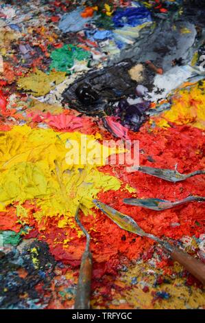 Zoom auf die Palette eines Malers in seiner Werkstatt mit Werkzeugen Stockfoto