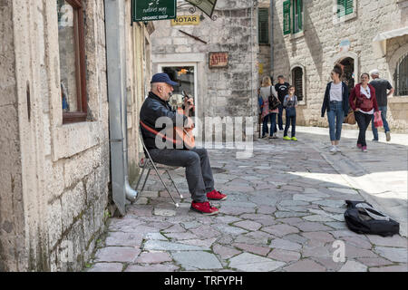 Montenegro, 2. Mai 2019: Strassenmusiker in der Altstadt von Kotor durchführen Stockfoto