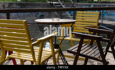 Belgrad, Serbien - Tisch und Stühle auf der Terrasse von einem Floß Haus günstig an der Donau Ufer Stockfoto