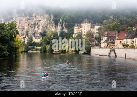 Kayaker paddeln entlang der Dordogne an einem nebligen Morgen Stockfoto