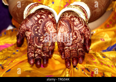 HENNA DESIGN AUF'S Braut HAND IN WEDDING DAY. Stockfoto