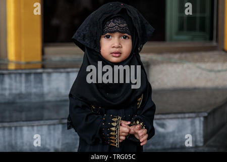 Muslime besuchen morgen Gebete bei der Gründung des Islamischen Zentrums von Thailand Moschee, Kennzeichnung, Eid al-Fitr in Bangkok, Thailand. Eid al-Adha, hat keine bestimmte Zeitdauer und feiert das Ende des Fastenmonats Ramadan. Stockfoto