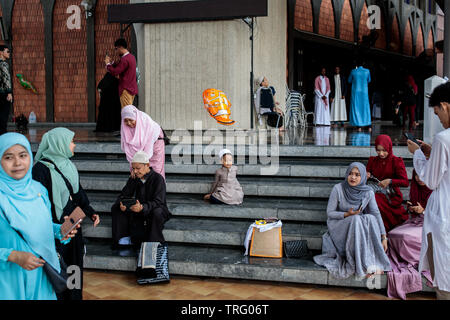 Muslime besuchen morgen Gebete bei der Gründung des Islamischen Zentrums von Thailand Moschee, Kennzeichnung, Eid al-Fitr in Bangkok, Thailand. Eid al-Adha, hat keine bestimmte Zeitdauer und feiert das Ende des Fastenmonats Ramadan. Stockfoto